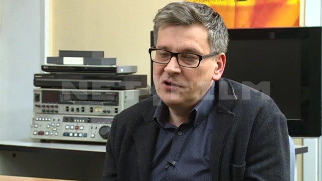Studio, equipment, monitor. Sergey Zonenlicht gives an interview