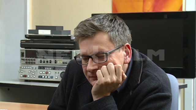 Studio, equipment, monitor. Sergey Zonenlicht gives an interview