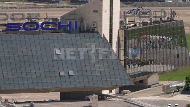 Сочи, аэропорт, лето, день, вид на здания, взлетную полосу. Самолет взлетает