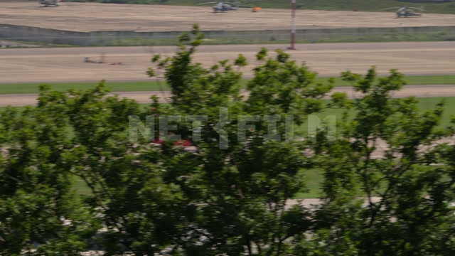 Международный аэропорт города Сочи, лето, день. В кадре здание аэропорта, взлетная полоса. Самолет