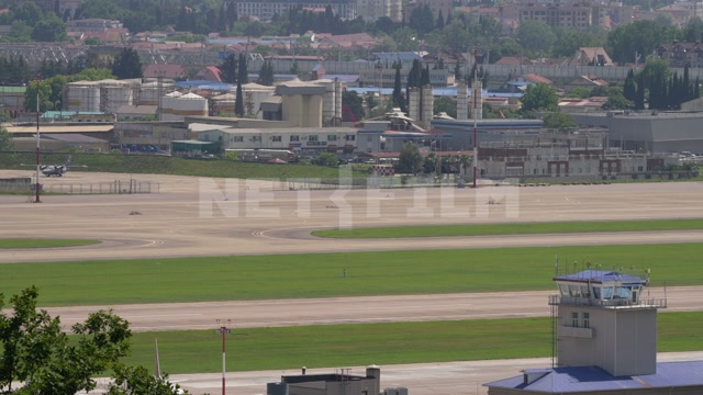 Международный аэропорт города Сочи, лето, день. Взлетная полоса. Самолет взлетает