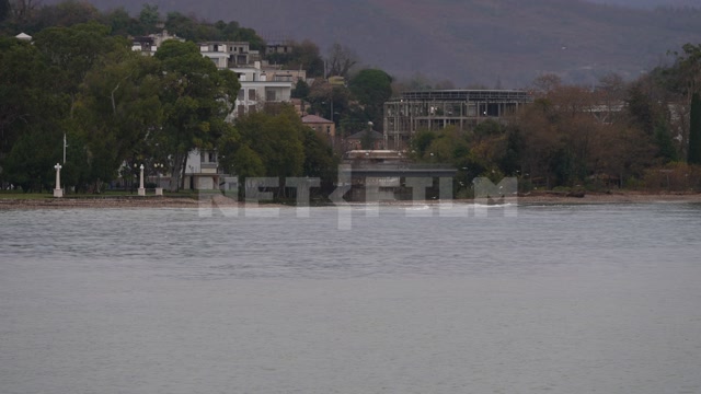Абхазия, Сухуми, пасмурное небо. Вид на город со стороны Черного моря. Бухта. Горы