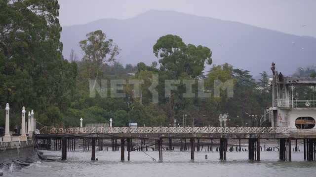 Абхазия, Сухуми, пасмурная погода. Набережная Махаджиров, пристань, море. Горы на заднем плане