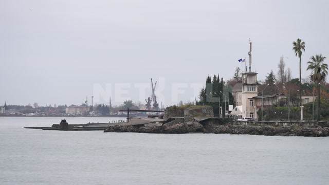Абхазия, Сухуми, день, осень, пасмурная погода. Черное море, пристань, берег