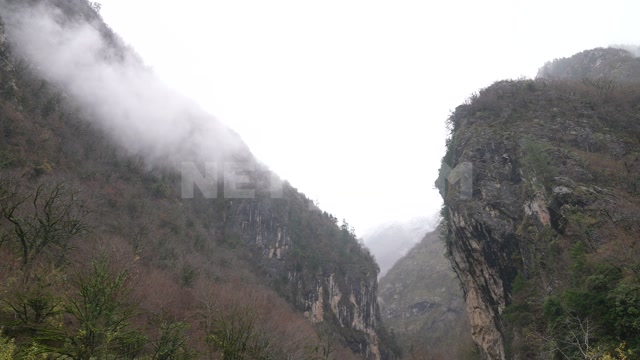 Абхазия, осень, день. Туман, горы, утес. Панорама на мост, горную реку