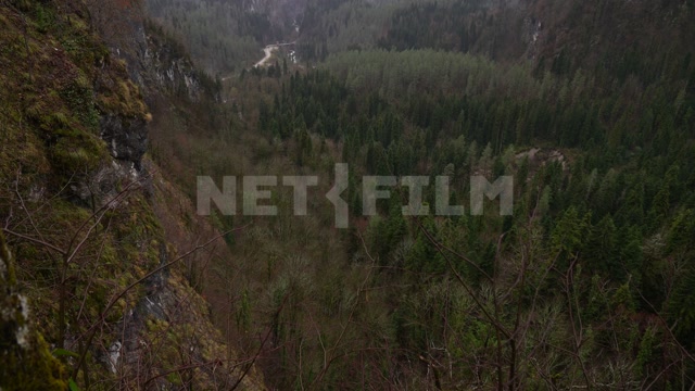 Абхазия, осень день, туман. Панорама на горы, долину