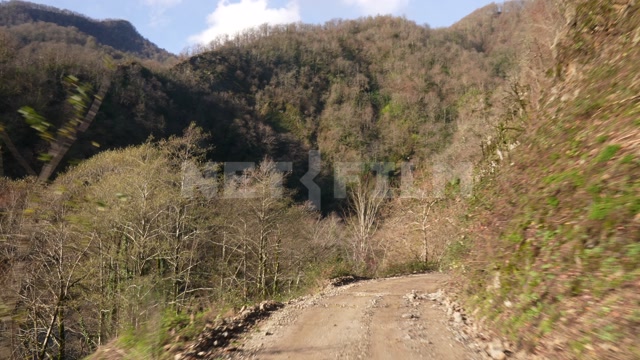 Абхазия, осень, день. Горы. Проезд по горному серпантину