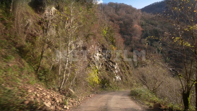 Абхазия, осень, день. Горы. Проезд по горному серпантину