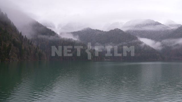 Абхазия, осень, день. Озеро Рица. Горы, туман