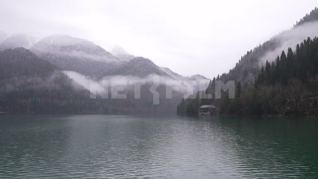 Абхазия, осень, день. Озеро Рица. Горы, туман