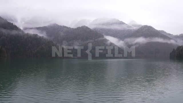 Абхазия, осень, день. Озеро Рица. Горы, туман