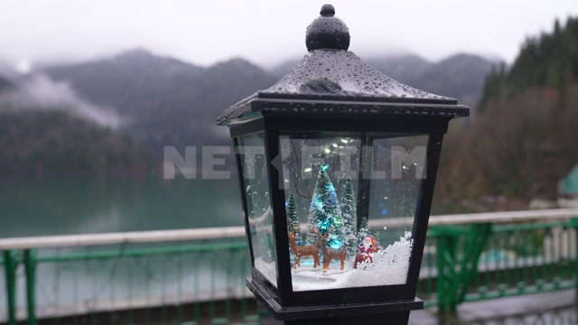 Абхазия, зима, день. Озеро Рица. Горы. Музыкальный фонарь на набережной