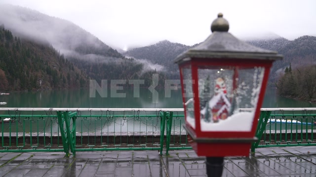 Абхазия, зима, день. Горы. Озеро Рица, набережная. Музыкальный фонарь