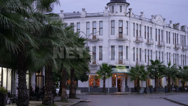 Абхазия, Сухуми, осень, вечер. Набережная Махаджиров, в кадре здание гостиницы "Рица", пальмы
