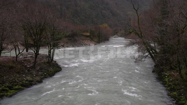 Абхазия, осень, день. Горная река, течение. Панорама на горы