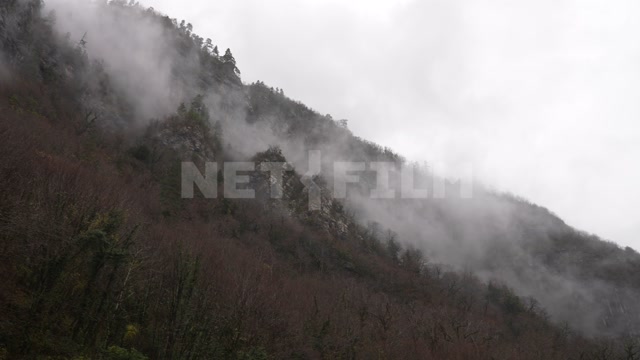 Абхазия, осень, день, туман. Панорама на горы, ущелье