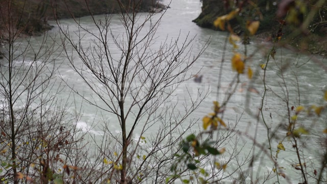 Абхазия, осень день. Горная река, панорама на горы, ущелье