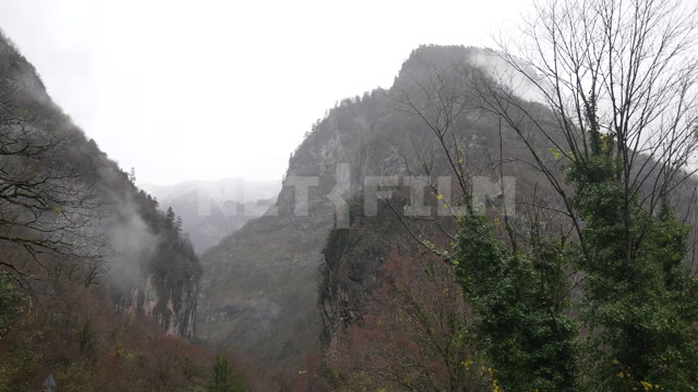Абхазия, осень, день. Ущелье, горы, туман