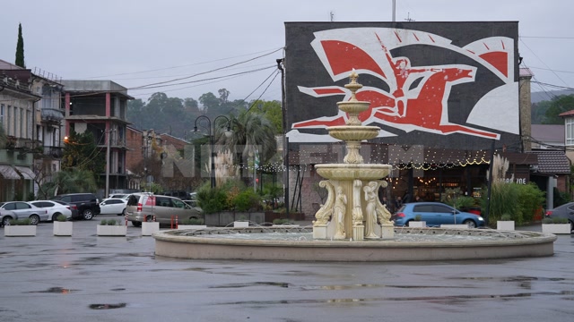 Абхазия, Сухуми, осень, день, пасмурная погода. Площадь Багапш, фонтан, мурал на стене