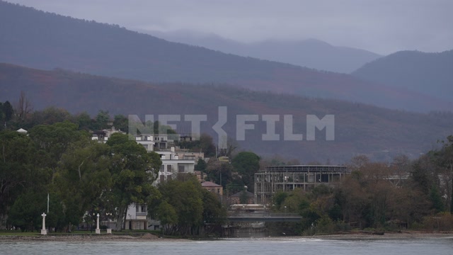 Абхазия, Сухуми, осень, пасмурный день. Вид на город, набережную со стороны бухты. Горы на заднем