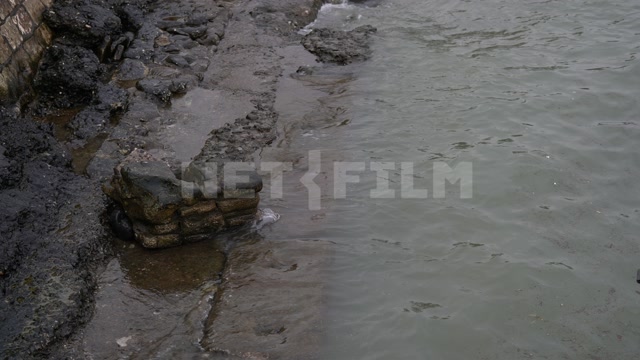 Абхазия, Сухуми, осень, пасмурный день. Бухта, прибой. Панорама на набережную