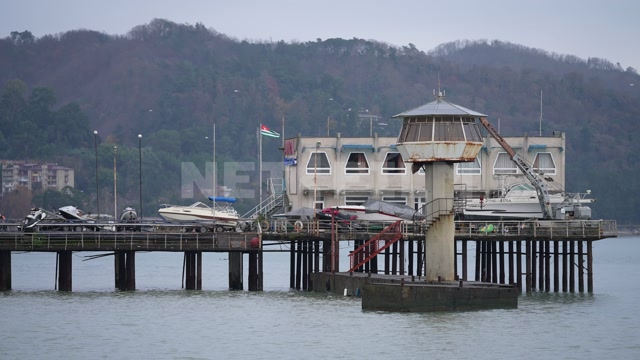 Абхазия, Сухуми, осень, пасмурный день. Сухумский морской порт. Пристань, причал. Горы на заднем