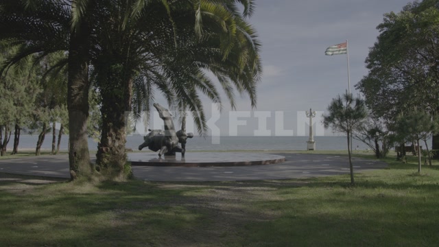 Абхазия, Сухум, лето, день. Парк, набережная, памятник махаджирам. В кадре флаг Абхазии