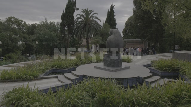 Абхазия, Сухум, территория обезьяньего питомника, памятник обезьяне-гамадрилу. Вольеры с обезьянами