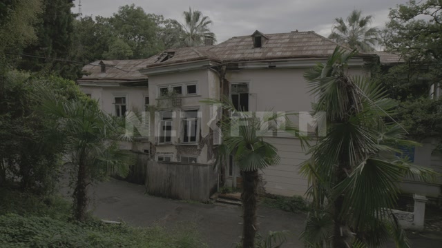 Абхазия, Сухум, заброшенное старое двухэтажное здание, пальмы, деревья