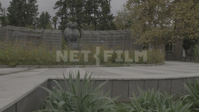 Абхазия, Сухум, территория обезьяньего питомника, вольеры с обезьянами, памятник