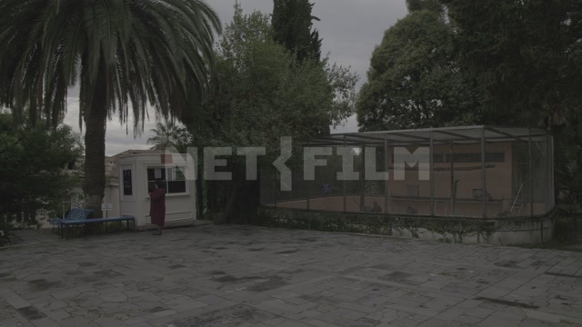 Абхазия, Сухум, территория обезьяньего питомника, вольеры, клетки