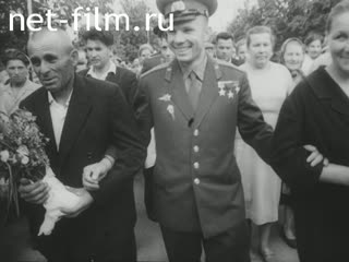Footage Meeting Yuri Gagarin with his family and fellow villagers. (1961)